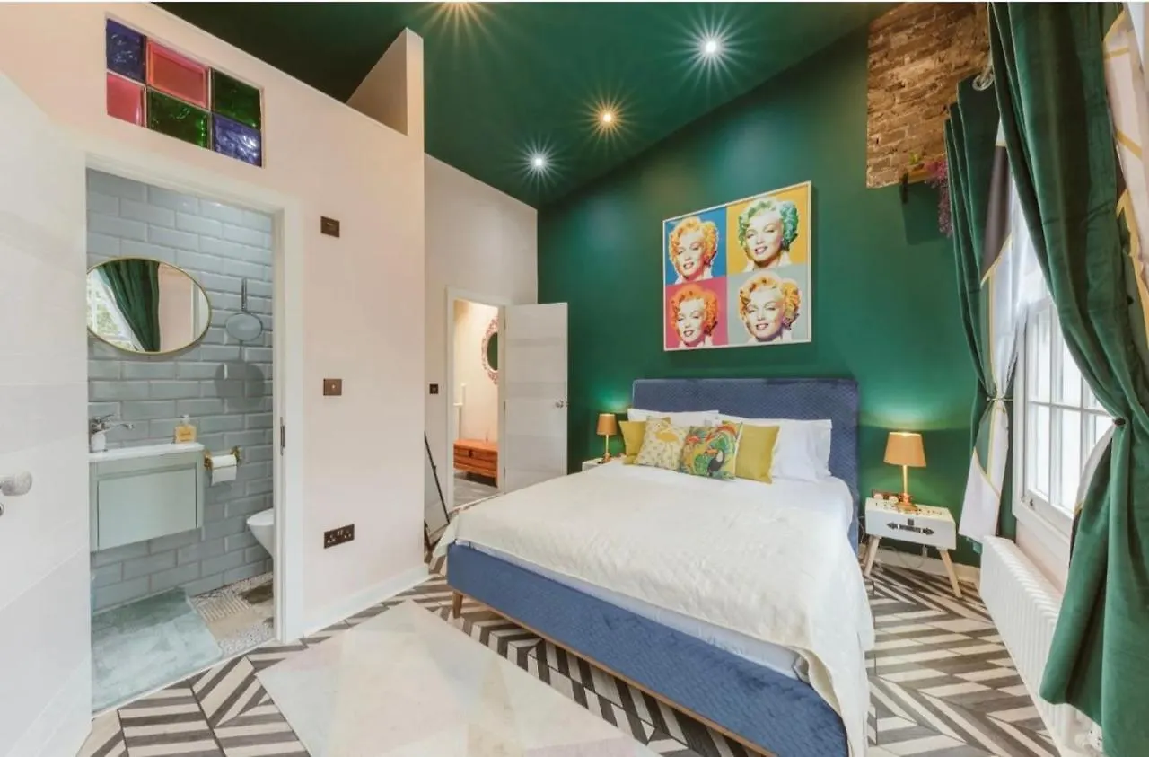 Jacuzzi-Cinema-Tower Bridge Holiday home London